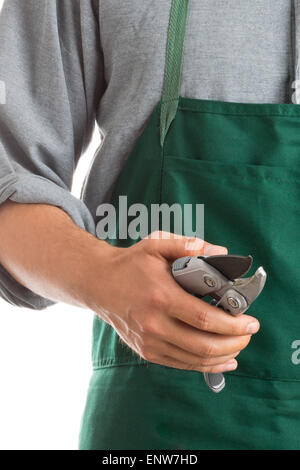 Mann mit grünen Garten Schürze halten Pflanze Schere isoliert auf weißem Hintergrund Stockfoto