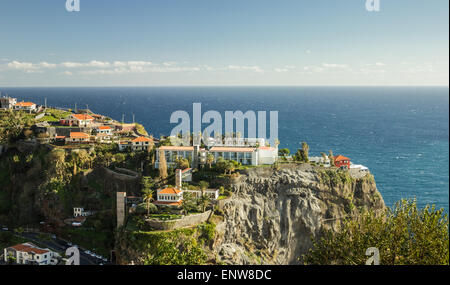 Klippe mit Stadtblick, Ponta do Sol, die Insel Madeira Stockfoto