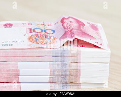 Nahaufnahme der Stapel von 100 Yuan chinesische Banknoten Stockfoto