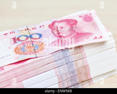 Nahaufnahme der Stapel von 100 Yuan chinesische Banknoten Stockfoto
