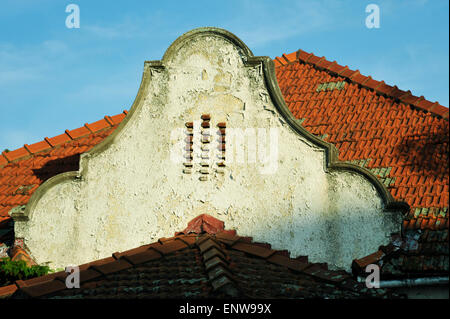 Abblätternde Farbe auf verwitterte Giebel des alten, verlassenen baufälligen Haus mit kaputten Dachziegeln, Szene aus einem Vorort von Durban, KwaZulu-Natal Stockfoto