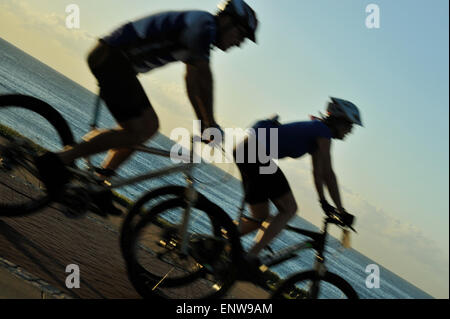 Mann und Frau die Übung für gesunden Lebensstil durch Radfahren auf der Promenade von Durban beachfront, KwaZulu-Natal Stockfoto