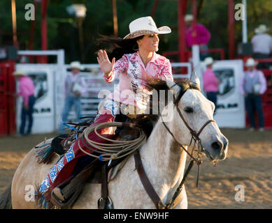 Miss Rodeo Texas Alexandria (Alex) Ingram reitet an der Eröffnungsfeier am Helotes Cornyval PRCA rodeo Stockfoto