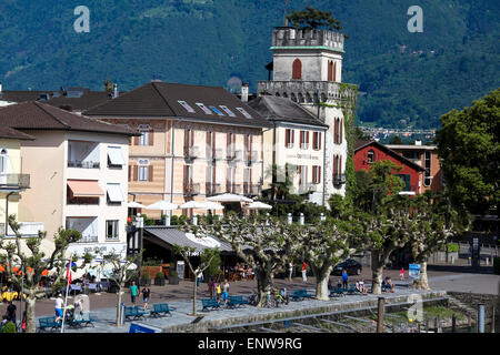 Ascona am Seeufer und "Il Castello" Hotel an einem schönen Sommertag Stockfoto