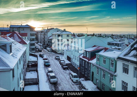 Sonnenaufgang im Winter über einer Straße in Reykjavík, Island Stockfoto