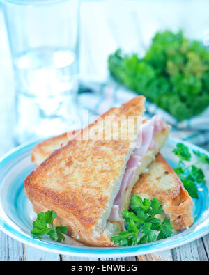 Brötchen mit Schinken und frischen Tomaten auf Teller Stockfoto