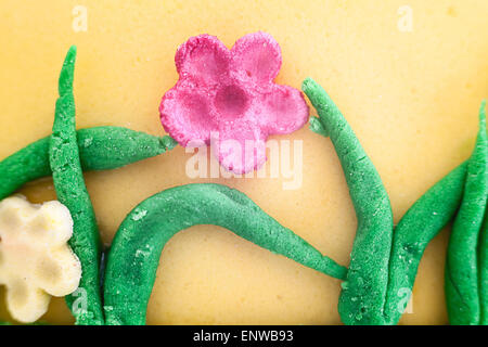 Teil der Geburtstagskuchen, interessante Dekoration symbolisiert Wiese. Formen aus Blumen und Gräsern Zucker gemacht. Stockfoto