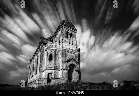 Die alte Kirche in stürmischen Wolken Hintergrund fliegen Stockfoto