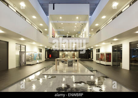 Spiegel über rechteckige weiße Waschbecken Eitelkeit Regal in modernen