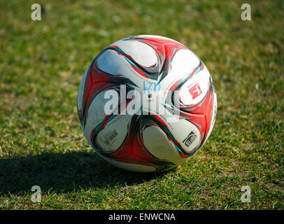 Sport, Fußball, Symbolik, Ball liegt auf dem Rasen Stockfoto