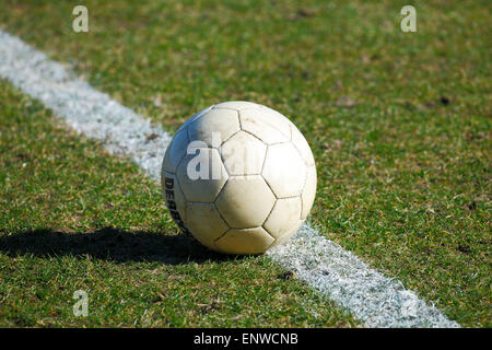 Sport, Fußball, Symbolik, Ball liegt auf dem Rasen, Seitenlinie, Seitenlinie, Linie Stockfoto