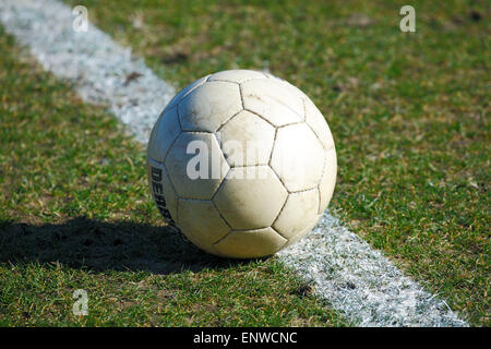 Sport, Fußball, Symbolik, Ball liegt auf dem Rasen, Seitenlinie, Seitenlinie, Linie Stockfoto