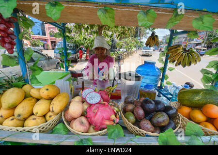 Shake Obstverkäufer am alten Markt Psar Cha in Siem Reap, Kambodscha Stockfoto