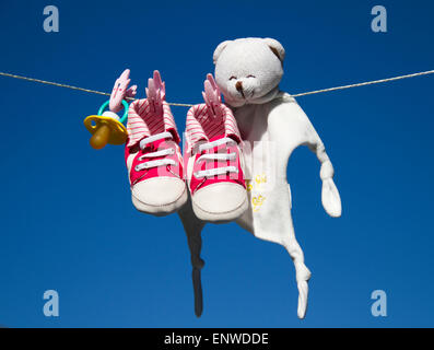 Baby-Objekte im blauen Himmel Stockfoto