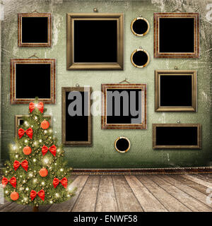 Karte für Glückwünsche. Weihnachtsbaum mit Kugeln und Schleifen Stockfoto