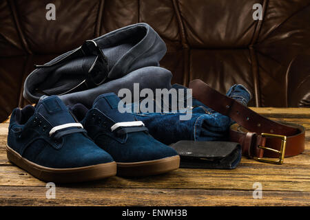 dunkel blau Herren Schuhe, Jeans, Pullover Hoodie Sweatshirt und Accessoires auf hölzernen Hintergrund Stockfoto
