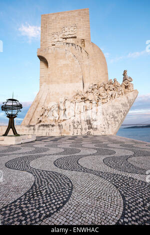 Das Denkmal der Entdeckungen, Padrão Dos Descobrimentos, bei Dämmerung, Belem, Lissabon, Portugal Stockfoto