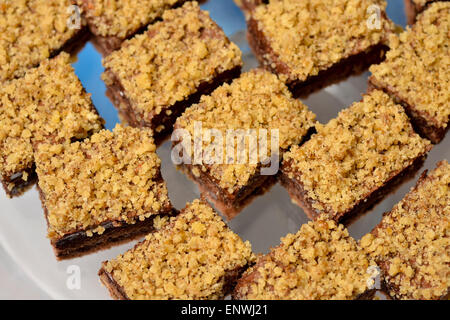 Walnuss Kuchen auf einem Teller Stockfoto