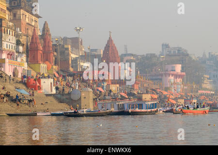 Blick auf den Ghats von Varanasi aus dem Boot. Stockfoto