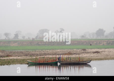 Boote am Fluss Yamuna in Vrindavan. Stockfoto
