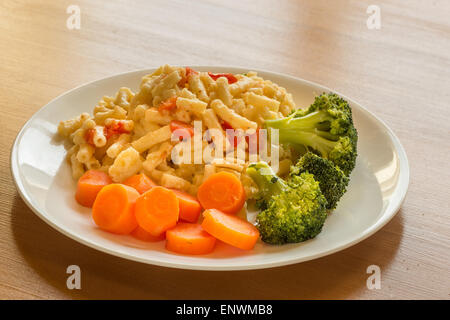 Gesunde vegetarische Mahlzeit Makkaroni Nudeln Karotten Brokkoli und Tomaten in Käsesauce Stockfoto