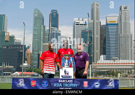 Singapur, Singapur. 12. Mai 2015. Barclays Premier League (BPL) Arsenal-Trainer Ian Wright (L), ehemalige BPL Everton-Spieler Graham Stuart (R) und-Trainer BPL Stoke City Mamady Sidibe an der Pressekonferenz für die bevorstehende Barclays Asia Trophy in Marina Bay, Singapur, 12. Mai 2015 teilnehmen. Bildnachweis: Dann Chih Wey/Xinhua/Alamy Live News Stockfoto