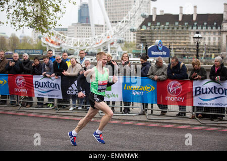 Virgin London Marathon 2015 Aleksey Reunkov Russland mit dem London Eye im Hintergrund Stockfoto