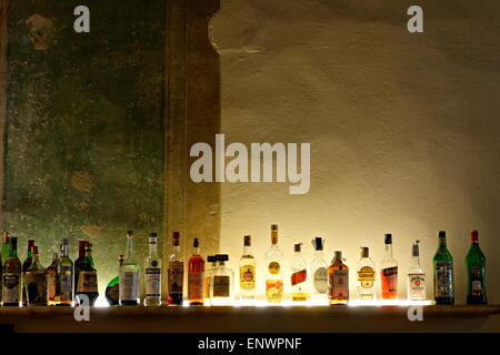 Linie der Geist Flaschen bar Regal, Stockfoto