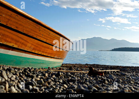 Niedrigen Perspektive einer Jolle auf Stein Strand mit Blick auf den See zu den Bayerischen Alpen, Chiemsee, Chiemgau, obere Bayern Deutschland Europa Stockfoto