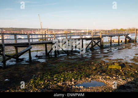 Fußgängerbrücke in der Nähe von Portchester Castle, Hampshire, England Stockfoto