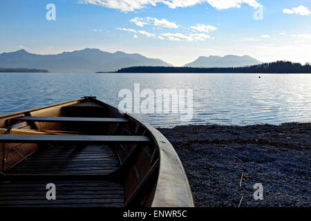 Niedrigen Perspektive einer Jolle auf Stein Strand mit Blick auf den See zu den Bayerischen Alpen, Chiemsee, Chiemgau, obere Bayern Deutschland Europa Stockfoto