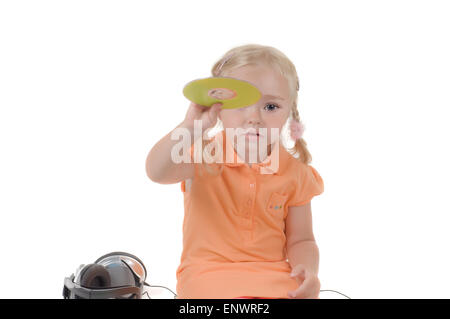 Schuss von kleinen Mädchen mit CD im studio Stockfoto