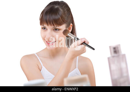 Körperpflege: junge Frau Auftragen von Puder mit Pinsel Stockfoto