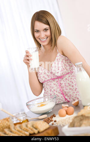 Backen - glückliche Frau bereiten Sie gesunde Zutaten Stockfoto