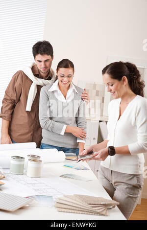 Weibliche Innenarchitekt mit zwei Clients im Büro Stockfoto