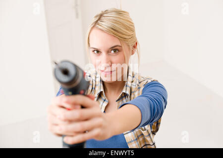 Heimwerken - Frau mit Akkuschrauber Stockfoto