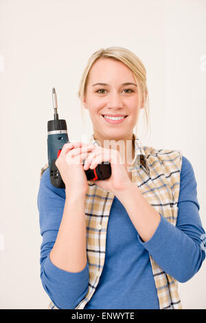 Heimwerken - Frau mit Akkuschrauber Stockfoto