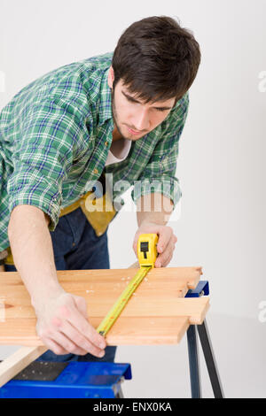 Heimwerken - Handwerker bereiten Holzboden Stockfoto