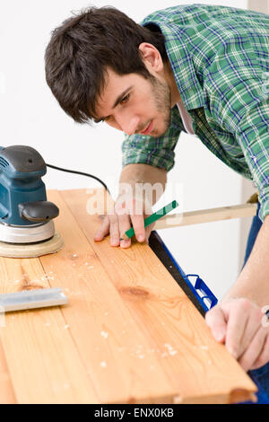 Heimwerken - Handwerker bereiten Holzboden Stockfoto