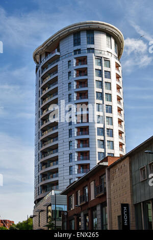 Der Eclipse Tower, Cabot Circus, Bristol, Großbritannien (besser bekannt als der Harvey Nichols Tower), ein Block luxuriöser Wohnwohnungen im Stadtzentrum Stockfoto