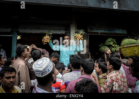 Dhaka, Bangladesch. 12. Mai 2015. 12. Mai 2015 - Dhaka, Bangladesch - A Frucht Verkäufer Auktionen seine Litschi in einem Großhandel Markt. © Mohammad Ponir Hossain/ZUMA Wire/ZUMAPRESS.com/Alamy Live-Nachrichten Stockfoto