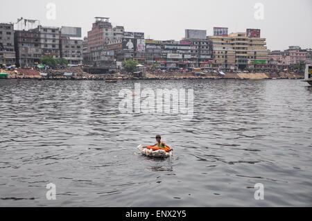 Dhaka, Bangladesch. 12. Mai 2015. 12. Mai 2015 - Dhaka, Bangladesch - A Child am Fluss Burigonga schwebt. © Mohammad Ponir Hossain/ZUMA Wire/ZUMAPRESS.com/Alamy Live-Nachrichten Stockfoto