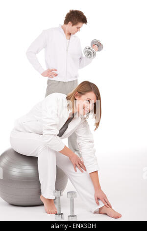 Fitness - paar junge Training mit Gewichten und ball Stockfoto