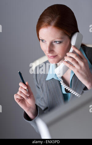 Erfolgreiche executive Geschäftsfrau auf dem Handy Stockfoto