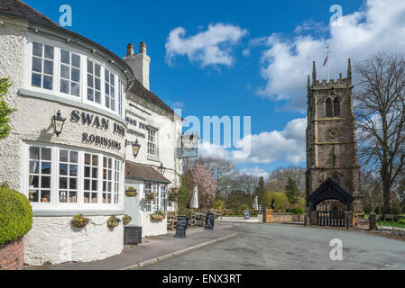 Das Swan Inn und St. Chad Kirche. Die Kirche war die anglikanische Kirche im Dorf Wybunbury, Cheshire, England. Der Körper des Stockfoto