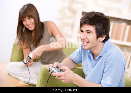 Student - glückliche Jugendliche Videospiel mit Control-pad Stockfoto