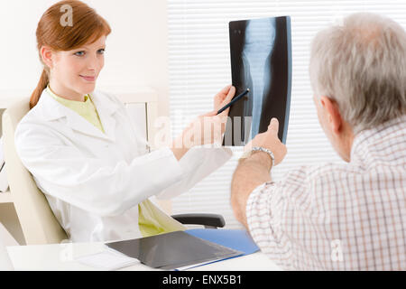 Arztpraxis - Röntgenaufnahme Ärztin Patienten Stockfoto