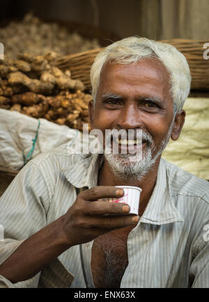 Porträt eines indischen Lieferanten Teetrinken in der Gemüsemarkt von Tiruvannamalai, Indien Stockfoto