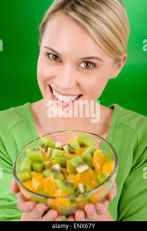 Gesunde Lebensweise - Frau hält Obst Salatschüssel Stockfoto