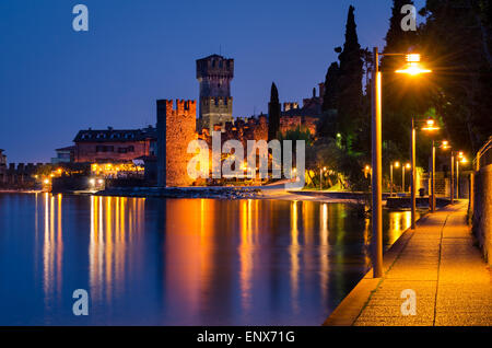 Gardasee, Stadt von Sirmione (Lombardei, Italien) zur blauen Stunde Stockfoto